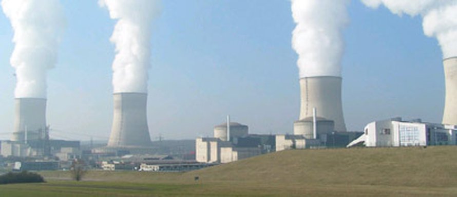 Ydinvoimaloiden lauhdutustorneja. Kuva: <span class="photographer"><A HREF=http://en.wikipedia.org/wiki/File:Nuclear_Power_Plant_Cattenom_a.png>Wikimedia Commons</A>
</span>