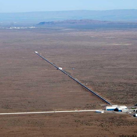 L-kirjaimen muotoinen Ligo-havaintolaite tarkkailee painovoima-aaltoja Hanfordissa Yhdysvalloissa. Kuva: <span class="photographer">Lig0</span>