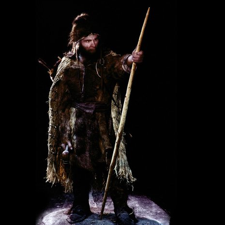 Ötzistä tehtiin malli heti kun se löytyi vuonna 1991. Vaatteista oli jäljellä palasia. Tutkijat pystyivät uusien dna-tekniikoiden avulla jäljittämään, minkä eläinten vuotia Ötzi kantoi. Kuva: <span class="photographer">P. Plailly/E. Daynes/Science Photo Library</span>