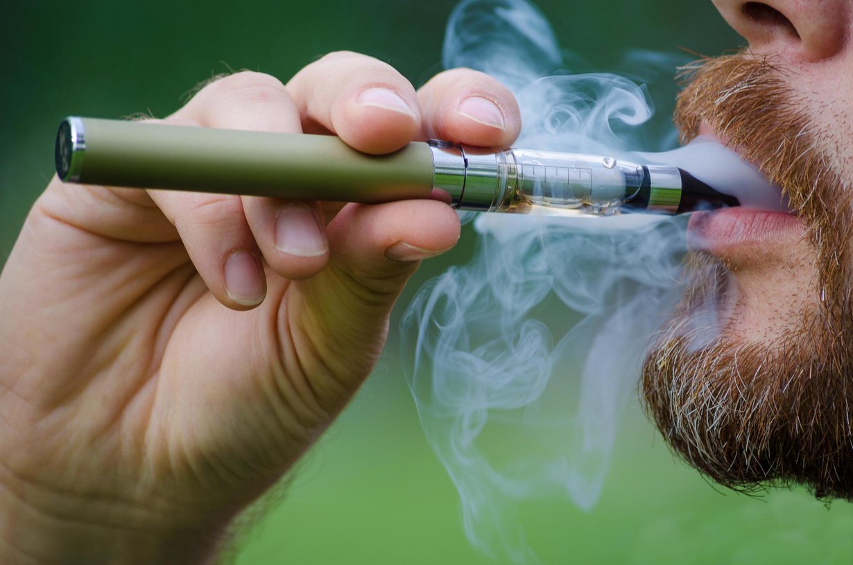 Yleisimmin sähkösavukkeessa on nesteellä täytettävä patruuna, jonka sisältö höyrystyy kuumennettaessa. Kuva: Shutterstock