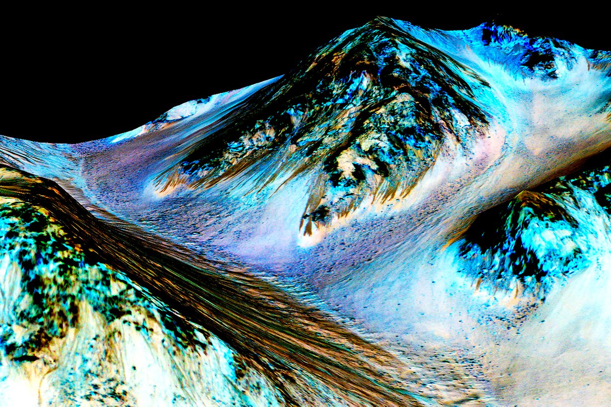 Marsperän tummat virrat on vahvistettu valuvan suolaveden jäljiksi. Kuva: Nasa / JPL / University of Arizona