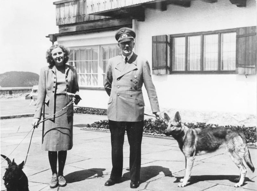 Hitler lemmikkikoiransa ja Eva Braunin kanssa. Pohdittavaksi: mitkä laajalevikkiset kirjoitukset yllyttävät juutalaisvainoihin? Kuva: <span class="photographer">Bundesarchiv, B 145 Bild-F051673-0059 / CC-BY-SA</span>