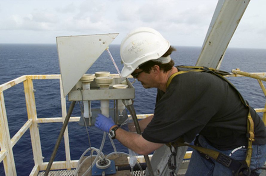 Dale Griffin kerää mikrobeja Atlantilla. Kuva: <span class="photographer">Ocean Drilling Project</span>