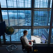 Päivänvalo vaikuttaa lämmön ja viileyden tuntuun. Näkymä on Helsingin Sanomien toimittajan Tommi Hannulan työpisteeltä Sanomatalosta. Kuva: <span class="photographer">Outi Pyhäranta / HS</span>