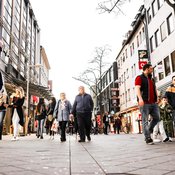 Kävely tekee hyvää niin vanhoille kuin nuorillekin. Kuva: <span class="photographer">Shutterstock</span>