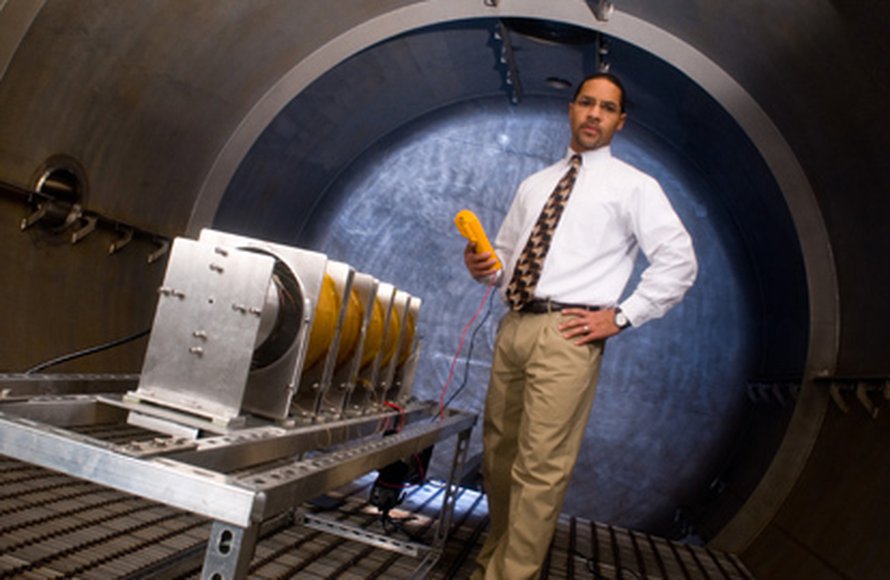 Mitchell Walker testaa uutta moottoria. Kuva: <span class="photographer">Georgia Tech</span>