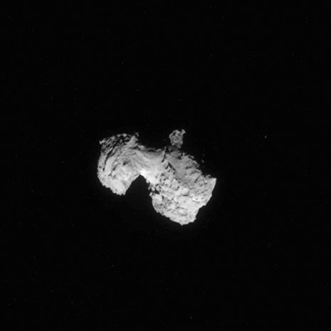Taivaallinen kumiankka eli 67P/Churyumov-Gerasimenko-komeetta 300 kilometrin päästä kuvattuna. Kuva: <span class="photographer">ESA/Rosetta/NAVCAM</span>