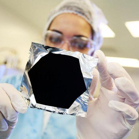 Hyvin mustaa pintaa voi käyttää esimerkiksi antureissa, aurinkopaneeleissa ja valolle hyvin herkissä kaukoputkissa. Kuva: <span class="photographer">Surrey Nanosystems</span>