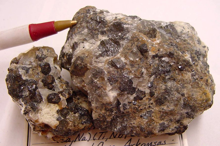 Perovskiitti on mineraali, josta aiotaan rakentaa entistä parempia aurinkokennoja. Kuva: <span class="photographer">Andrew Silver, USGS</span>