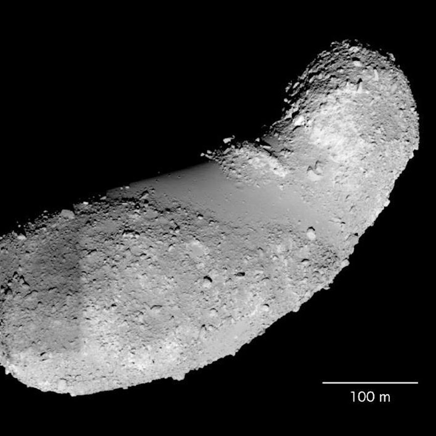 Maapähkinän mallinen Itokawa-asteroidi on kuulunut alkujaan isompaan kivikappaleeseen. Kuva: <span class="photographer">Jaxa</span>