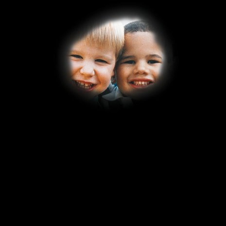 Verkkokalvon rappeumaa sairastavan näkökenttä voi supistua tällä tavalla. Kuva: <span class="photographer">National Eye Institute, National Institutes of Health</span>