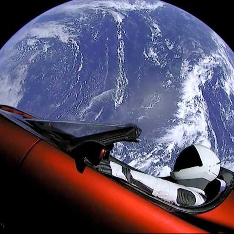 Tesla ja kuski lähdössä pitkälle matkalle 6. helmikuuta 2018. Kuva: <span class="photographer">SpaceX</span>