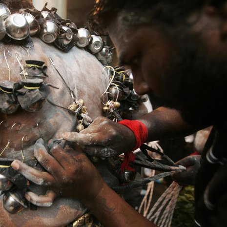 Hindupappi kiinnittää maitoa sisältäviä pieniä hopea-astioita ihoon Malesian Kuala Lumpurissa. Kuva: <span class="photographer">Samsul Said / REUTERS</span>