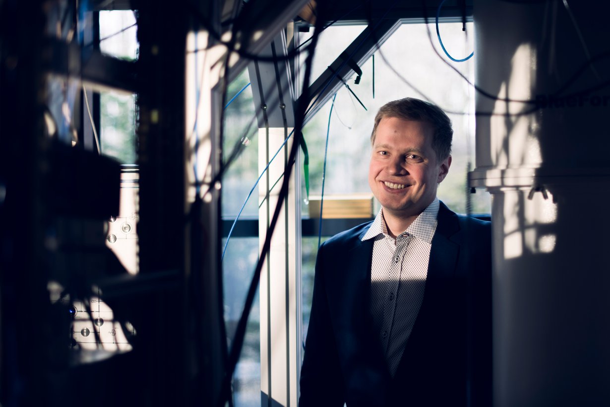 Tutkijat itsekään eivät vielä osaa selittää kaikkea. Ihmeteltiin aikoinaan sähköäkin, mutta nyt käytämme tietokoneita, Mikko Möttönen vertaa. Kuva: Teemu Kuusimurto