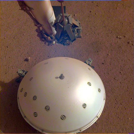 Insightin seismometrin ympärillä on kuparinen suoja, joka muistuttaa wokkipannun kantta. Kuva: <span class="photographer">Nasa / JPL-Caltech</span>