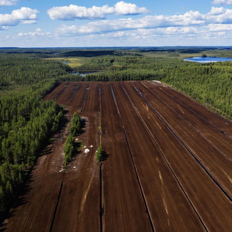 Suot ja turvemaat kattavat noin kolmanneksen Suomen maapinta-alasta. Turvetta nostetaan Nivusnevan turvetuotantoalueella Parkanossa. Kuva: <span class="photographer">Kaisa Rautaheimo / HS</span>