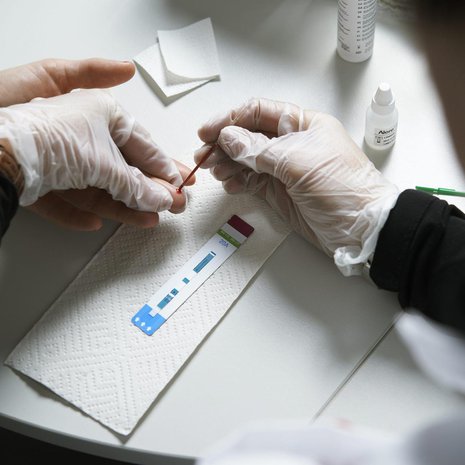 Verinäytettä otetaan hiv-testiin. Kuva: <span class="photographer">Kimmo Räisänen</span>