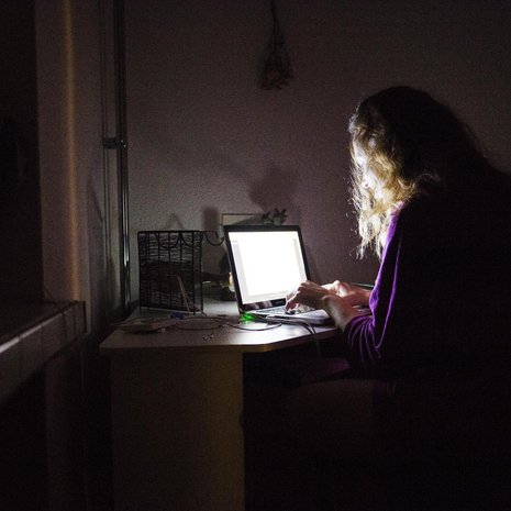 Illanvirkut valvovat luontaisesti myöhään ja nukkuvat aamulla pidempään, mutta yhteiskunta ja työelämä pyörivät pitkälti aamuvirkkujen rytmissä. Kuva: <span class="photographer">Emilia Kangasluoma / HS</span>