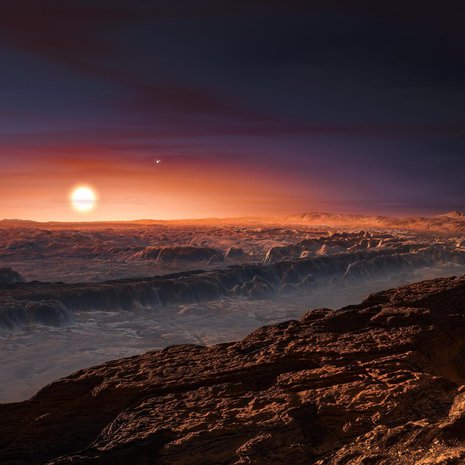 Taiteilijan näkymä lähimmän eksoplaneetan pinnalta. Taivaalla paistaa punainen kääpiötähti Proxima Centauri. Kuvassa näkyy myös kaksoistähti Alfa Centauri AB kahtena pienenä pisteenä. Kuva: <span class="photographer">ESO/M. Kornmesser</span>