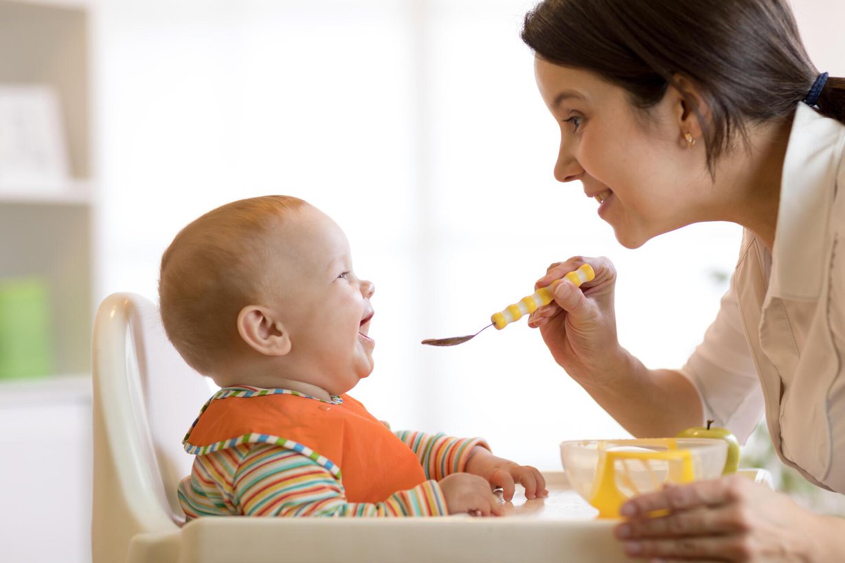 Äiti ja pieni lapsi maistavat usein samasta lusikasta. Kuva: Shutterstock