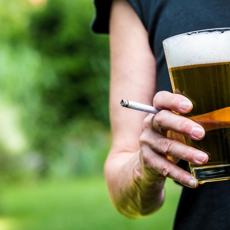 Päivittäin juovien aivot olivat keskimäärin puolisen vuotta vanhemmat kuin verrokeilla. Myös vuosikausien tupakoinnin on havaittu rappeuttavan aivoja. Kuva: <span class="photographer">Shutterstock</span>