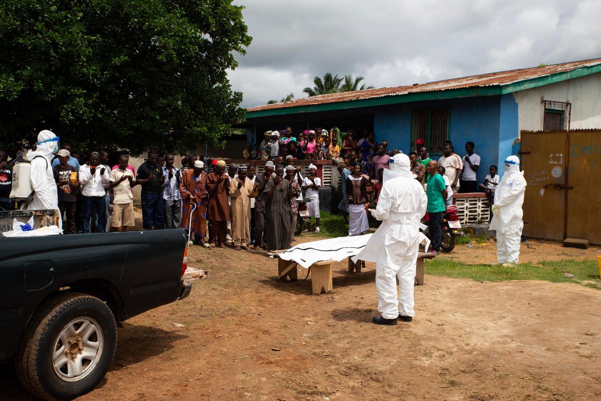 Sierraleonelaisessa kylässä valmistauduttiin ebolaan kuolleen hautajaisiin vuonna 2015. Kuva: Shutterstock