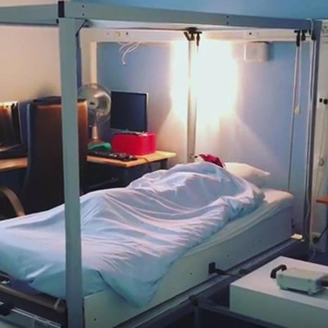 Moottori keinuttaa koevuodetta unilaboratoriossa. Kuva videosta: Laurence Bayer ja Aurore Perrault
