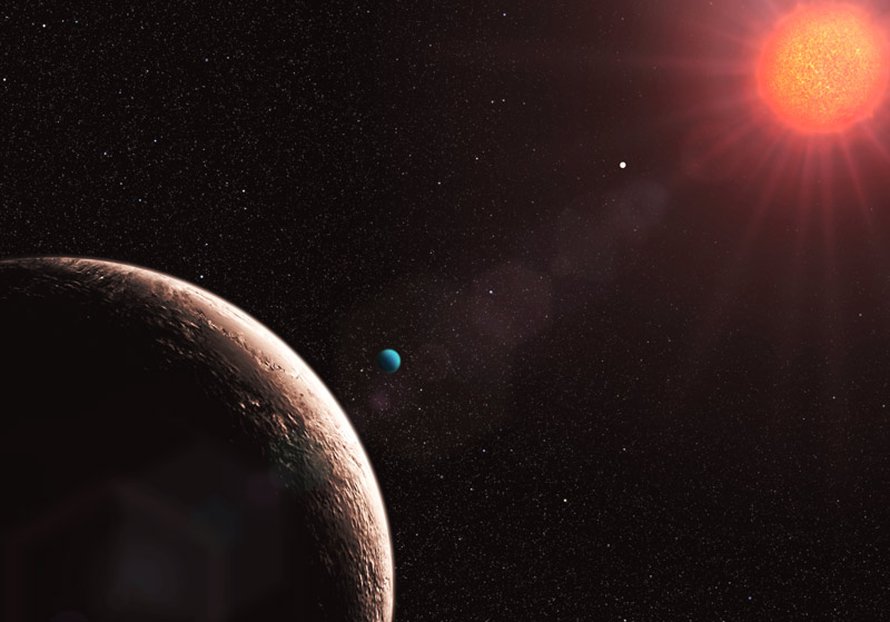 Näiden kuvassa näkyvien neljän planeetaen lisäksi Gliese 581-tähteä kiertää kaksi muutakin, joista "g" on tutkijoiden mukaan mitä todennäköisimmin elinkelpoinen.