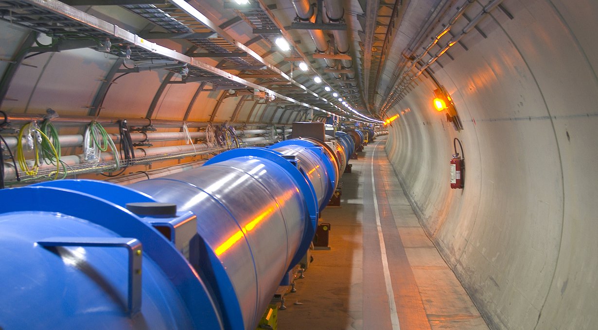 LHC-kiihdyttimen sisällä on tyhjiö.