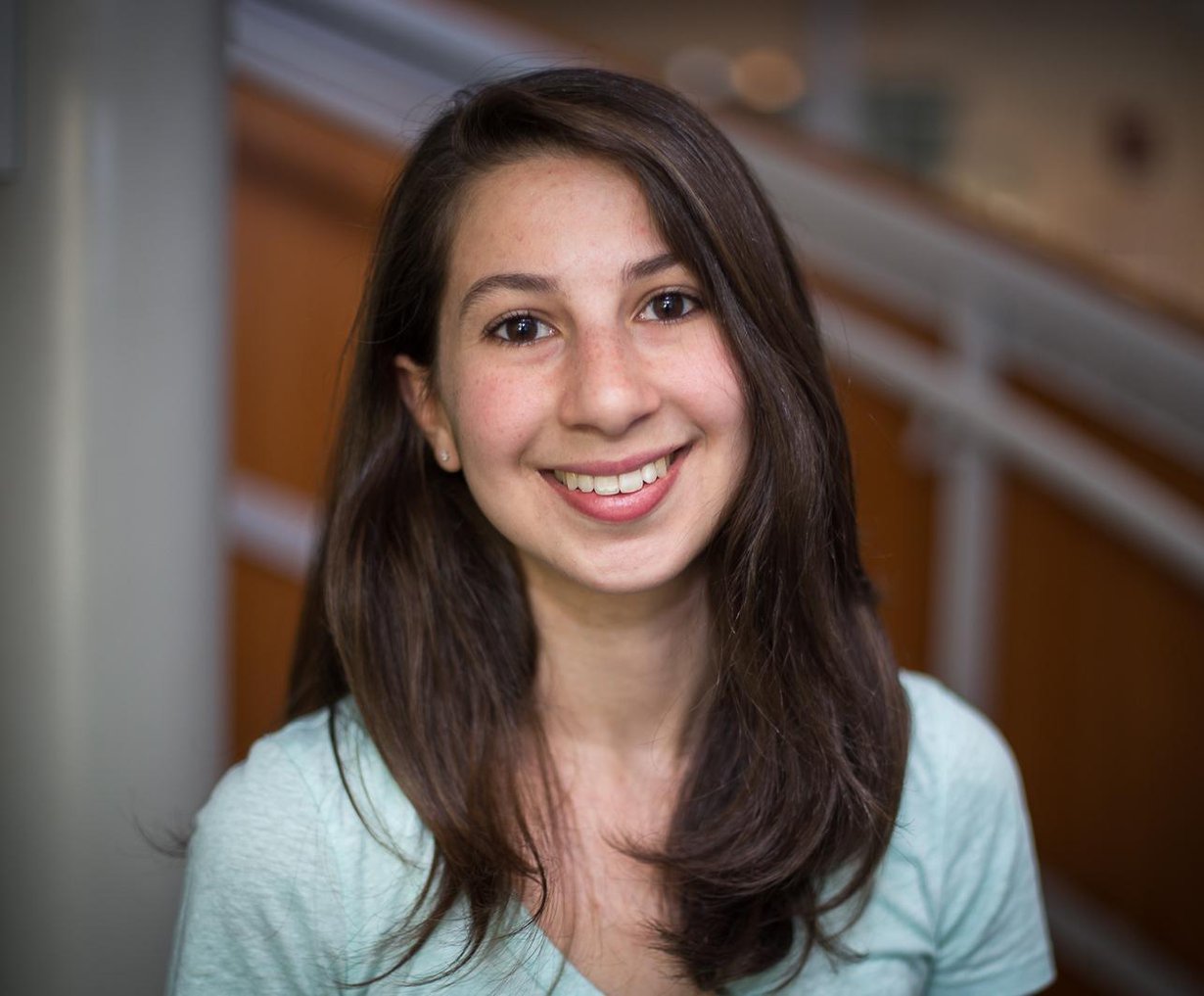 Katie Bouman kehitti tietokoneohjelmia, joilla voitiin rakentaa mustan aukon kuva. Kuva: MIT