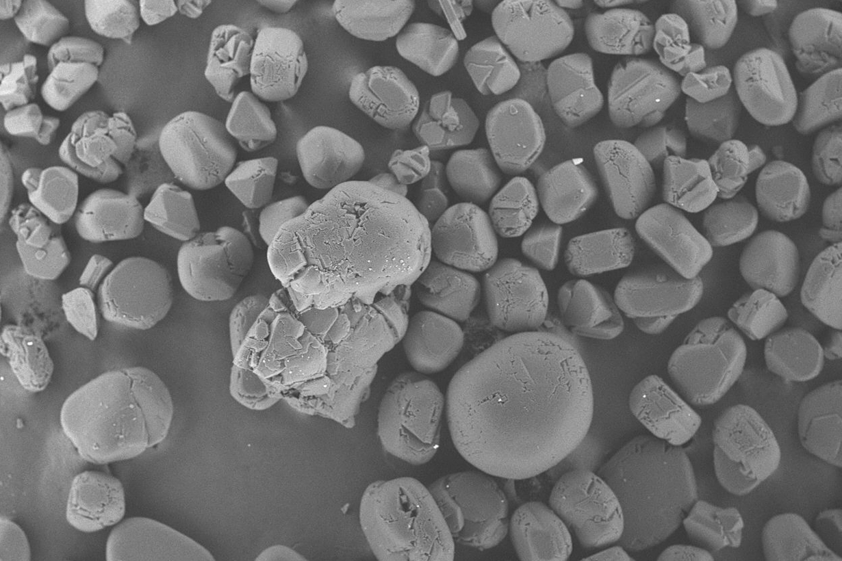 Hiukkanen on nano, kun sen yksi tai useampi halkaisija on 1-100 nanometriä eli millimetrin miljoonasosaa. Pyyhkäisyelektronimikroskooppikuvassa pallohiiltä.