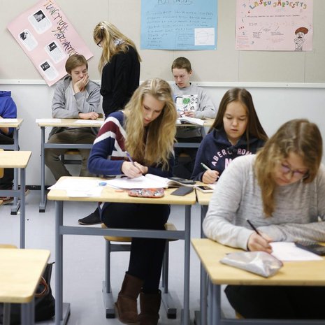 Tytöt tuovat työrauhaa luokkaan. Kuva: <span class="photographer">Sami Kero</span>