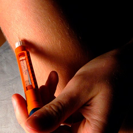 Diabetespotilas pistää itseensä insuliinia. Kuva: <span class="photographer">Wikimedia Commons</span>