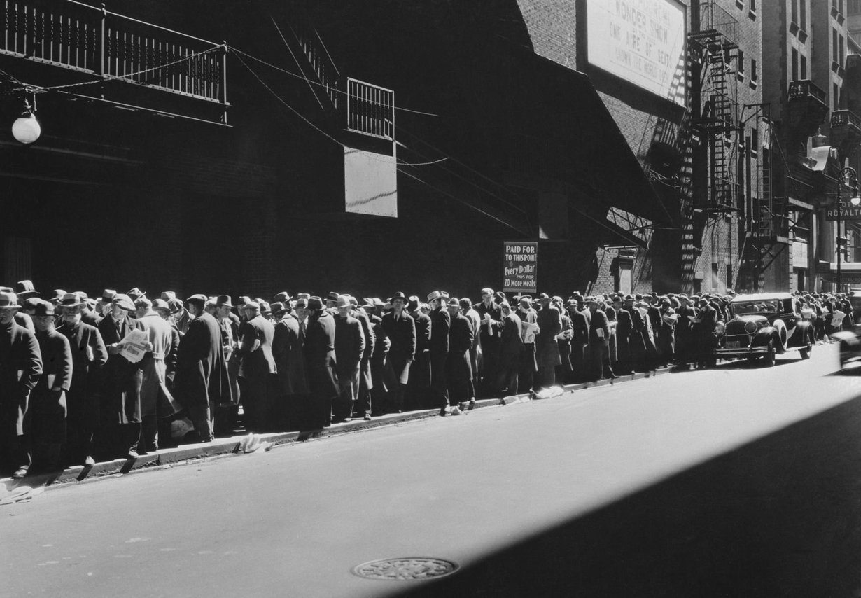 Avustusruokaa jonotettiin New Yorkissa suuren laman aikaan 1935-38. Kuva: Shutterstock