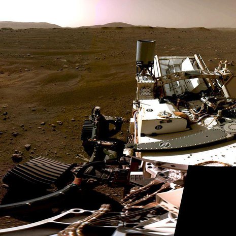Masto mönkijän etuosassa saatiin jo pystyyn. Tässä yksi sen kameran ensimmäisistä kuvista. Kuva: <span class="photographer">Nasa</span>
