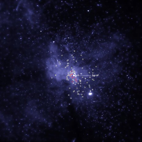 Linnunradan keskuksessa on mustia aukkoja, joista massiivisin on Sagittarius A*. Kuva perustuu Yhdysvaltain avaruushallinnon Chandra-teleskoopin havaintoihin röntgensäteilystä galaksimme keskuksessa.