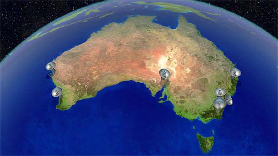 Australian pitää korjata säännöllisesti paikallisten ja gps-koordinaattien epäsuhtaa, koska manner lipuu pohjoiseen seitsemän senttiä vuodessa. Kuvaan on merkitty radioteleskoopit, joiden avulla mantereelta on pidetty yhteyttä avaruuteen ja satelliitteihin. Kuva: <span class="photographer">Nasa</span>