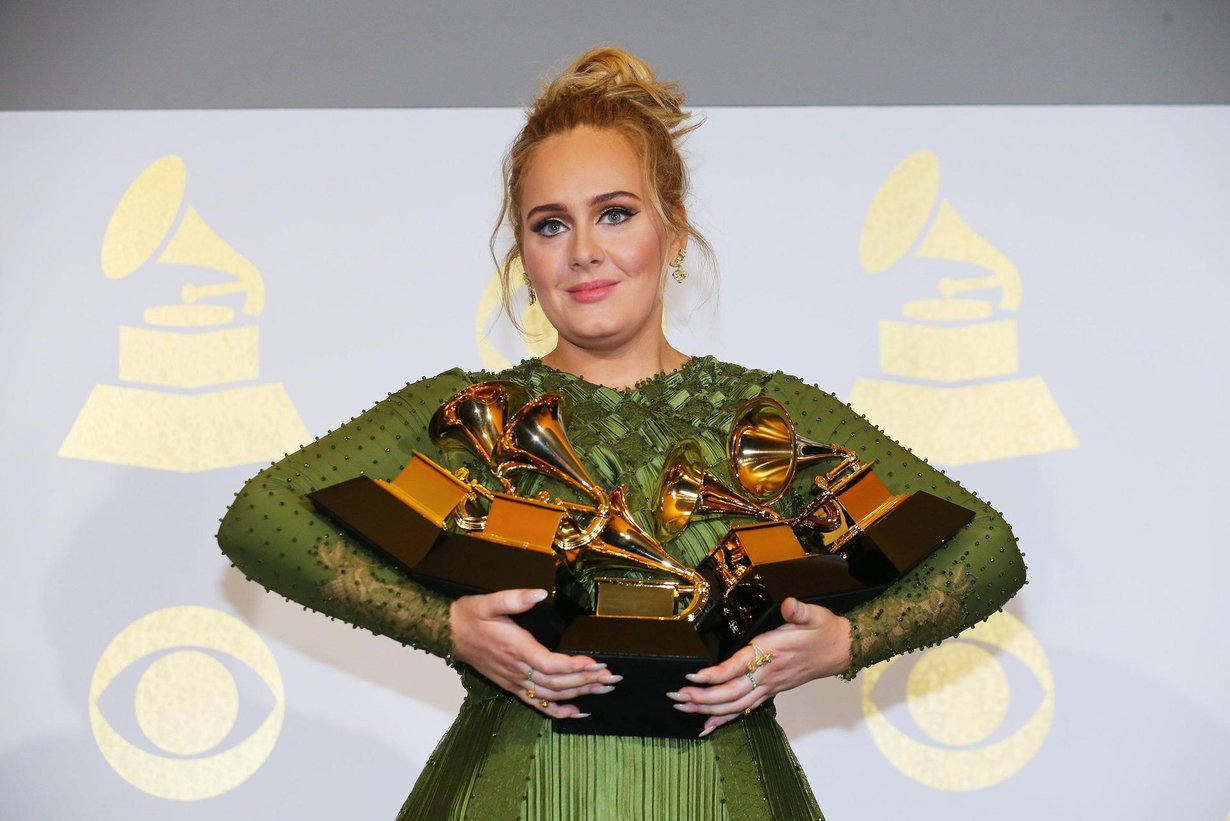 Adelen musiikki on malliesimerkki hitin anatomiasta. Laulaja voitti tänä vuonna viisi Grammy-palkintoa. Kuva: Mike Blake/Reuters