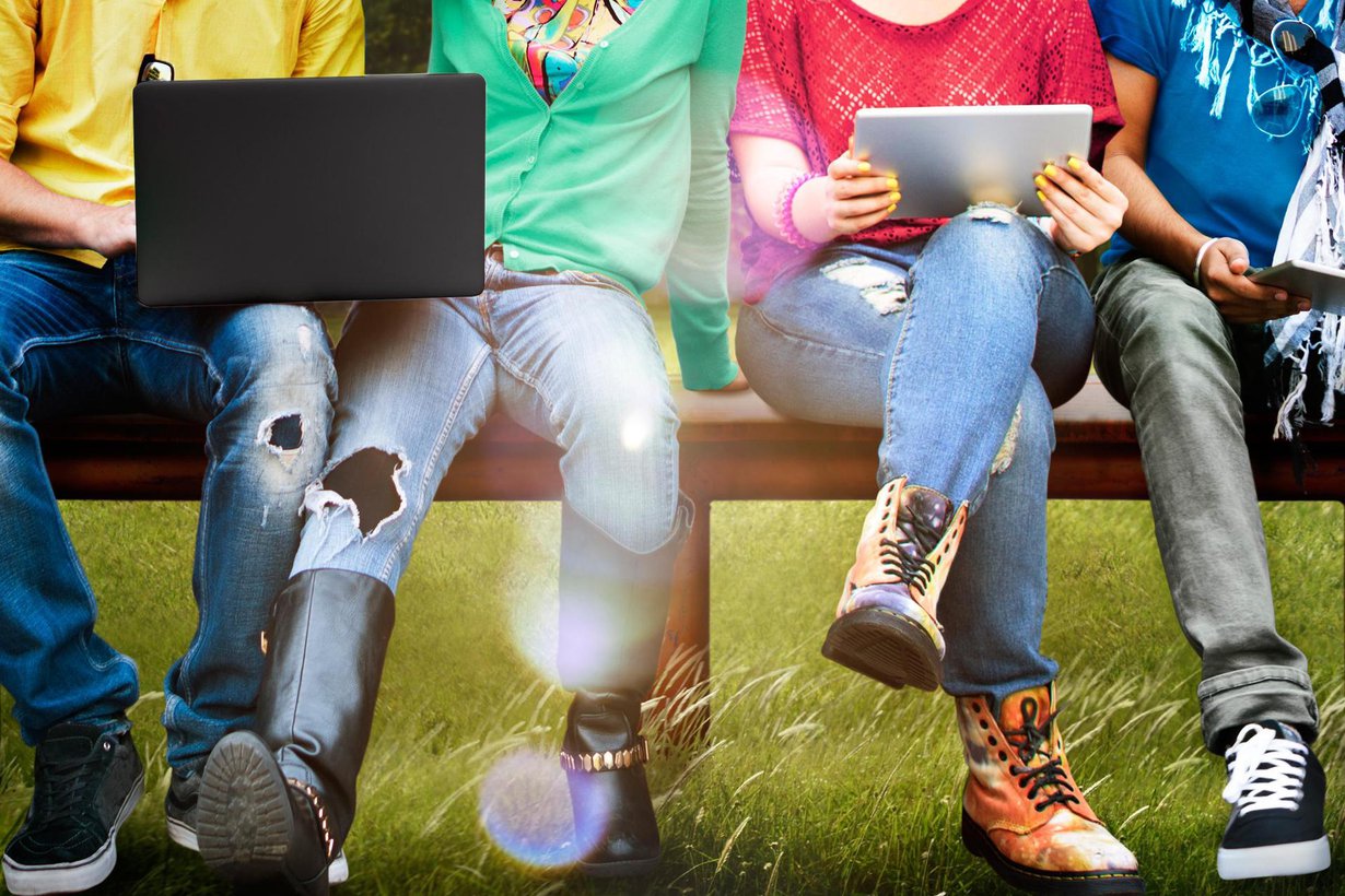 Tuttujen kesken voi istua jalat auki. Kuva: Shutterstock