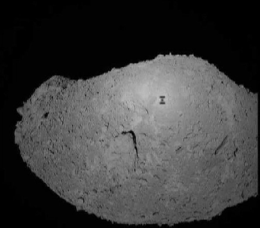 Hayabusan varjo asteroidilla (kuva: JAXA)