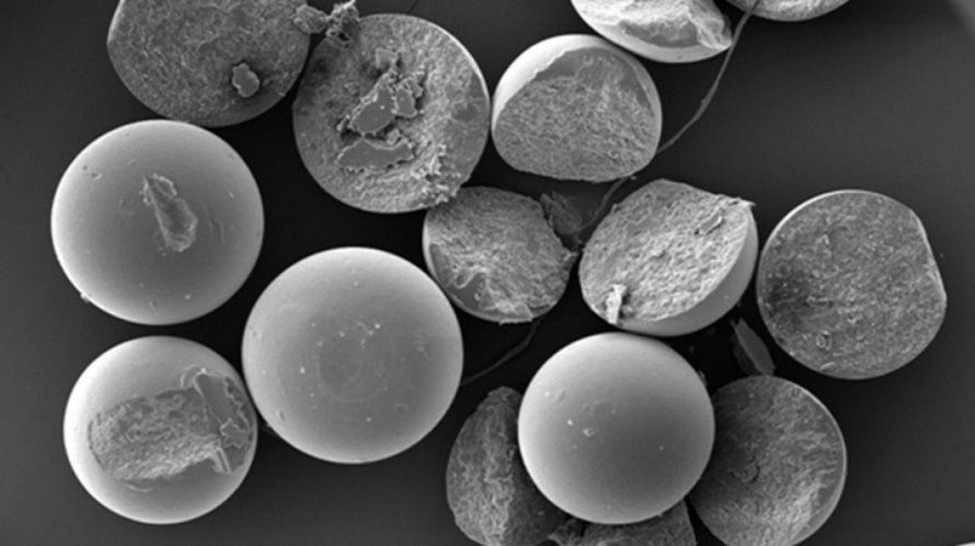 Elektronimikroskoopin kuvassa näkyy muovisia polyeteenisiä mikropalloja. Niitä käytetään yleisesti suihkugeelissä.
Elektronimikroskoopin kuvassa näkyy muovisia polyeteenipalloja. Niitä käytetään yleisesti suihkugeeleissä. Kuva: <span class="photographer">Thompson/Bakir/Plymouth University
</span>