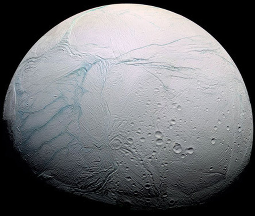 Cassinin kuvassa Enceladuksen tiikerijuovat on väritetty sinisellä. Kuva: <span class="photographer">Cassini Imaging Team, SSI, JPL, ESA, NASA</span>