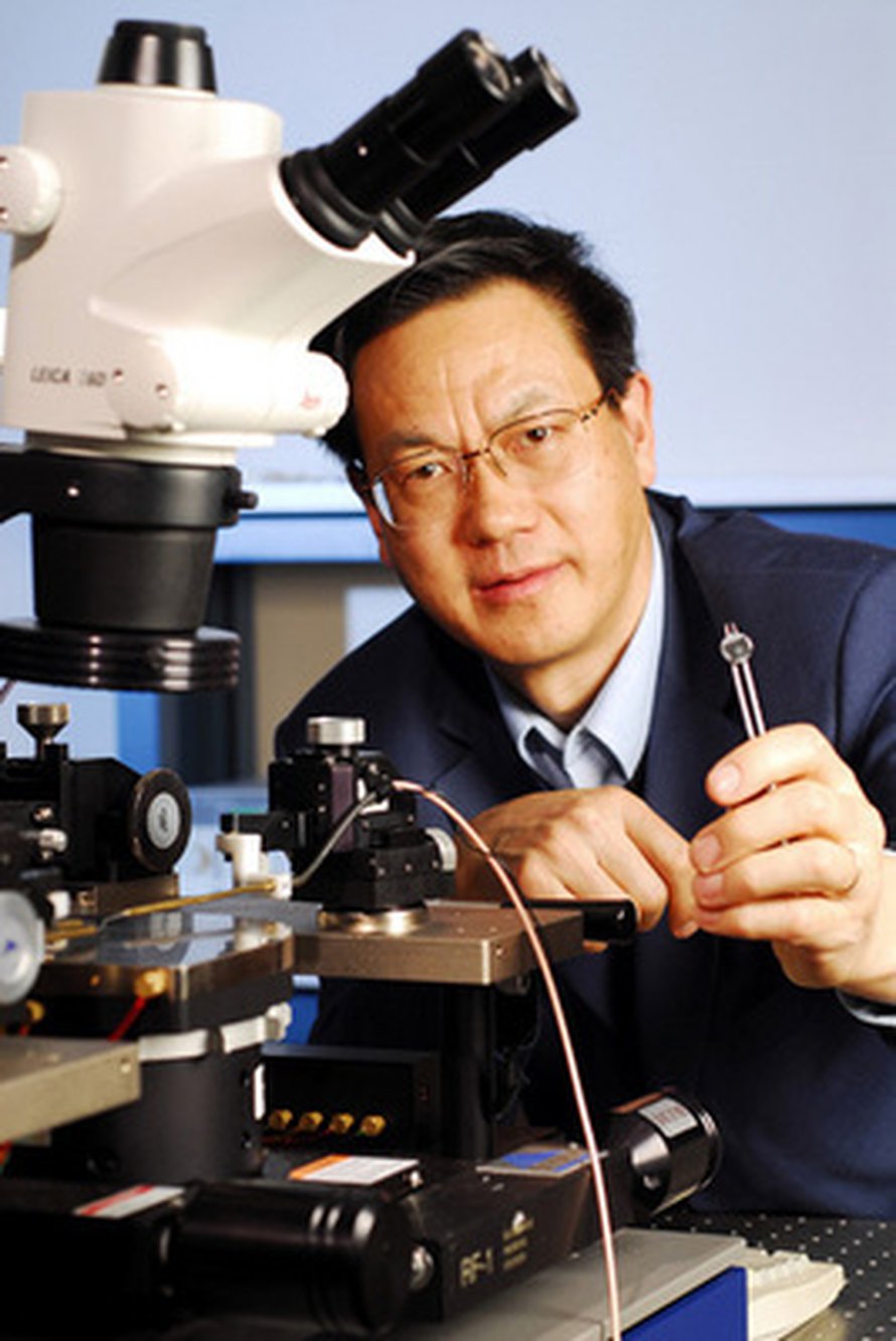 Zhong Lin Wangin kädessä nanogeneraattori. Kuva: <span class="photographer">Georgia Tech Photo Gary Meek</span>