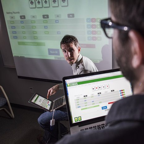 Professori Michael Bowlingin tiimi onnistui luomaan pokeribotin, jota on käytännössä mahdoton voittaa. Kuva: <span class="photographer">John Ulan, Albertan yliopisto.</span>