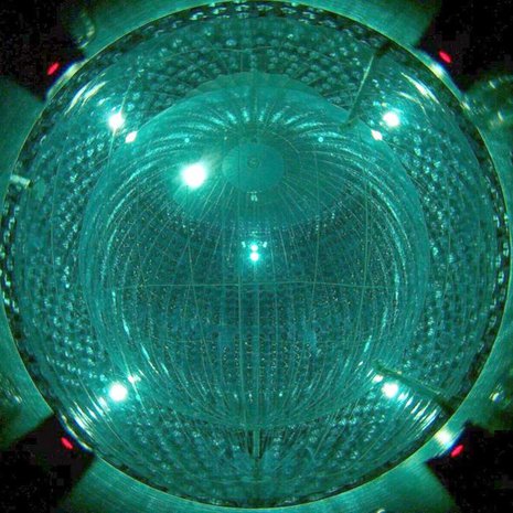 Havaintolaitteen ytimessä on nestemäistä tuikeainetta. Siinä välähtelee valo, kun neutriinot vuorovaikuttavat elektronien kanssa.
Lähde: Borexino Collaboration