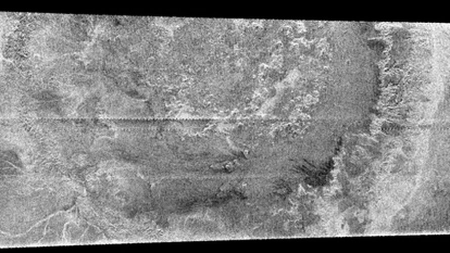 Titanin 450 kilometrinen kraatteri. Sahalaitaiset juovat paljastavat tutkakuvien yhdistämiskohdat. NASA/JPL