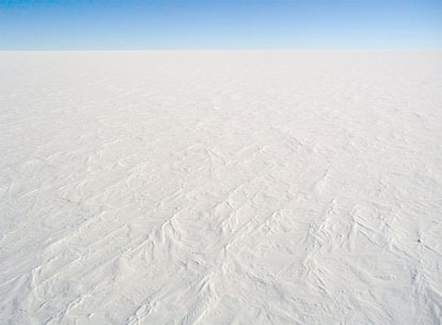 Kuva: <span class="photographer"><A HREF=http://en.wikipedia.org/wiki/Image:AntarcticaDomeCSnow.jpg>Wikimedia Commons</A>.</span>