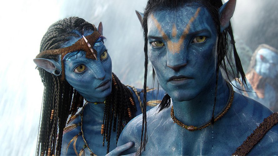 Vuonna 2009 ensi-iltansa saaneessa Avatar-elokuvassa na'vi-kansa puhui fiktiivistä kieltä, jossa niin ikään käytetään ejektiivejä.