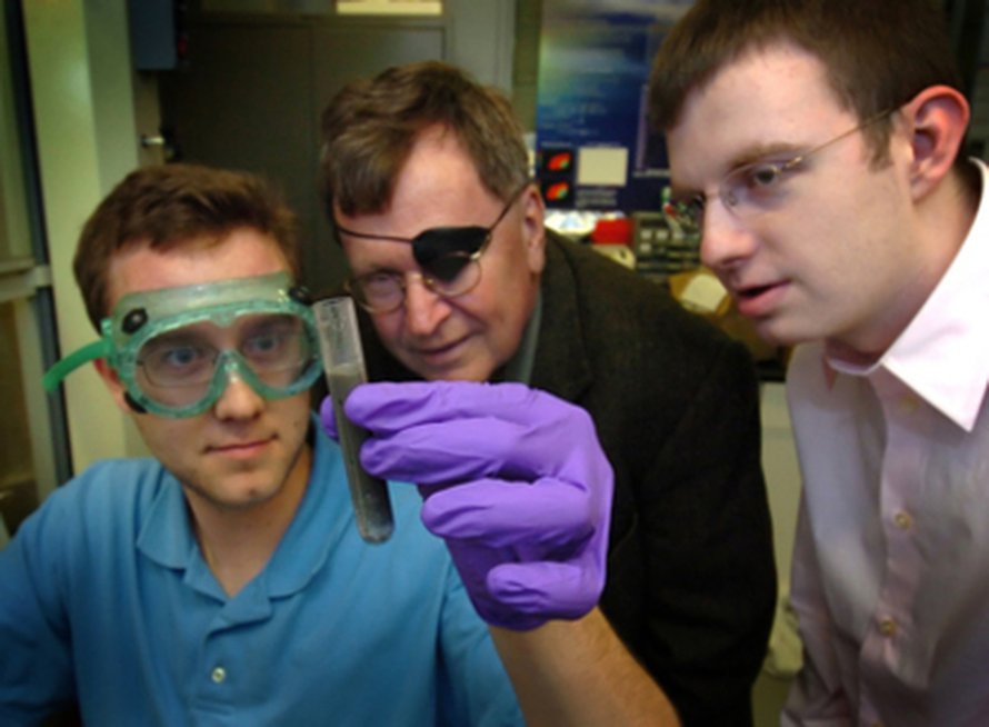 Jerry Woodall (kesk) ja Jeffrey Ziebarth tutkivat Charles Allenin pitelemää näytettä. Kuva: <span class="photographer">Purdue News Service/David Umberger</span>