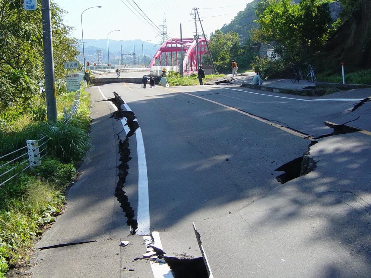 Järistys teki tuhoa 2004 Japanissa. Kuva: Wikimedia Commons